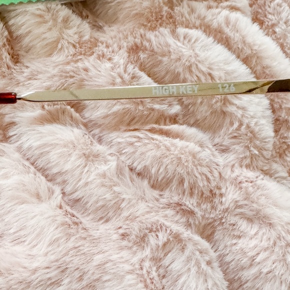 Quay Australia High Key Gold Aviator Sunglasses with Gradient Lenses - Picture 3 of 4